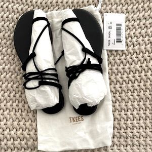 NWT Tkees wrap Sandal //  size 7 black // jo bleeker